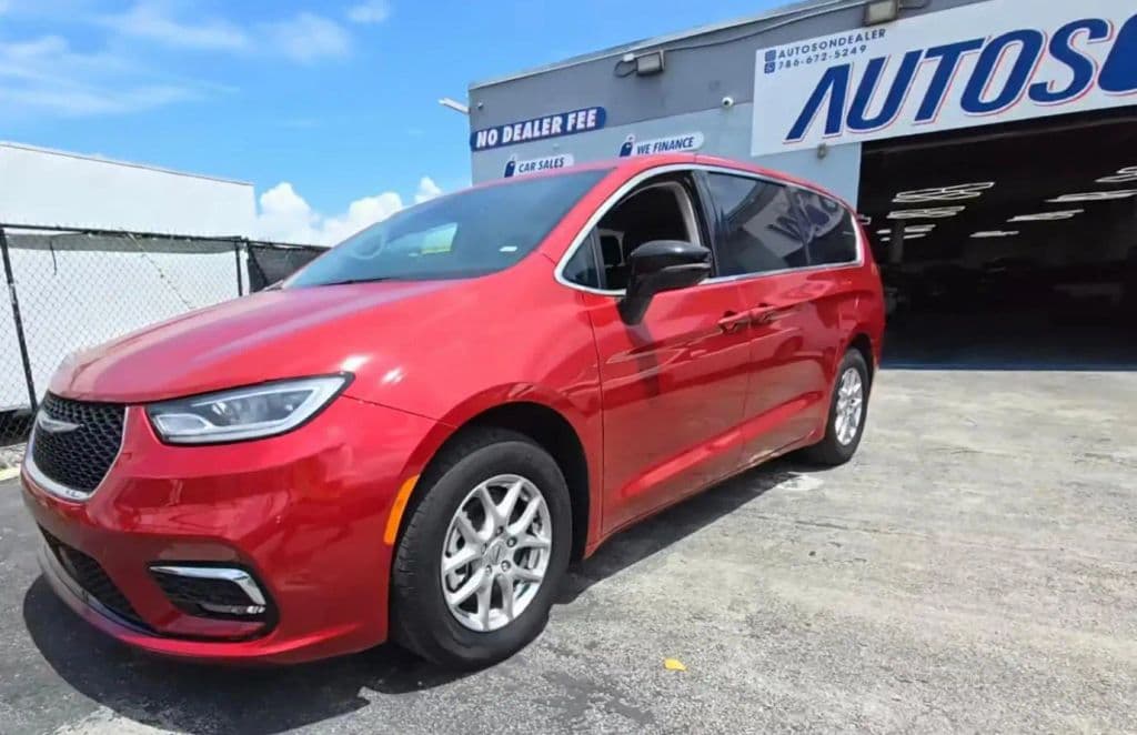 2024 Chrysler Pacifica Touring L — photo 1